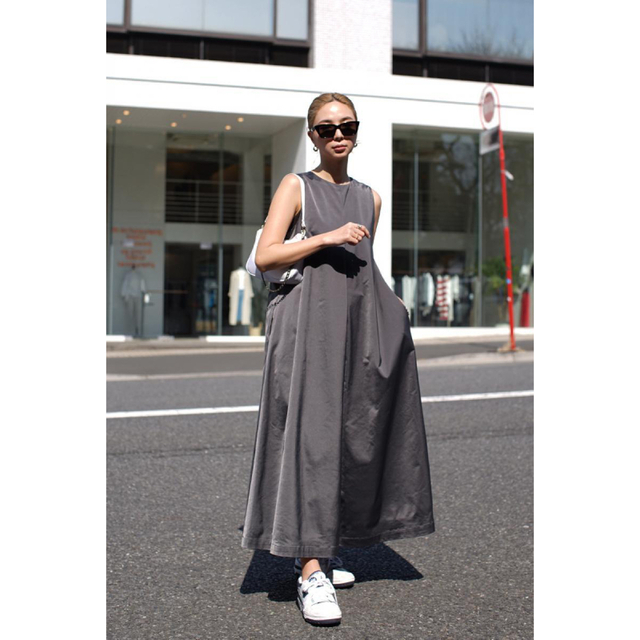 room306 CONTEMPORARY(ルームサンマルロクコンテンポラリー)のSatin Flare Sleeveless Long One-piece レディースのワンピース(ロングワンピース/マキシワンピース)の商品写真