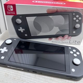 ニンテンドースイッチ(Nintendo Switch)のNintendo Switch Light グレー（おまけ付き）(家庭用ゲーム機本体)