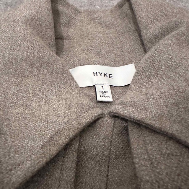 HYKE(ハイク)のHYKE トレンチケープ　20AW ほぼ新品 レディースのジャケット/アウター(ロングコート)の商品写真