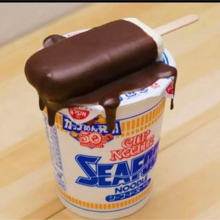 カップヌードル　溶けたアイスのフタどめフィギュア(インスタント食品)