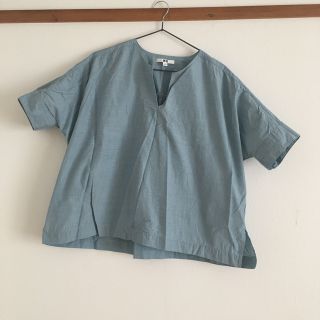 ユニクロ(UNIQLO)のサックスブルーブラウス(シャツ/ブラウス(半袖/袖なし))