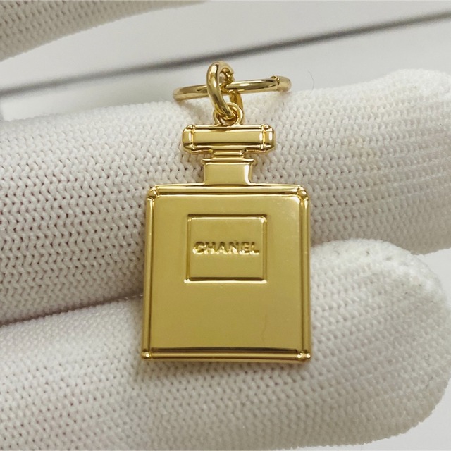 CHANEL(シャネル)のCHANEL　ホリデー限定  NO5ボトル　チャーム  ノベリティー レディースのアクセサリー(チャーム)の商品写真