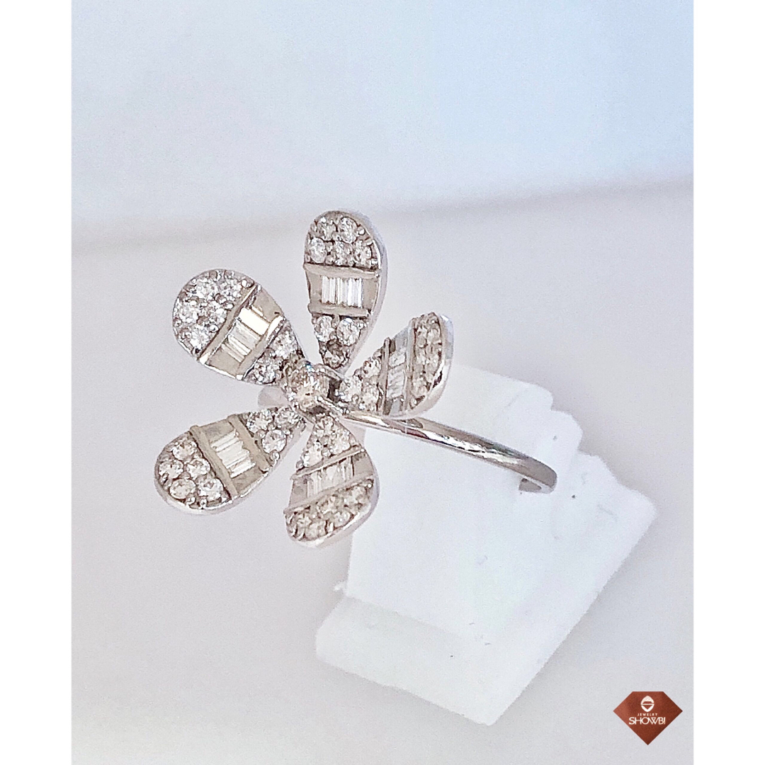 【新品】ダイヤモンドフラワーモチーフリング(K18WG） レディースのアクセサリー(リング(指輪))の商品写真