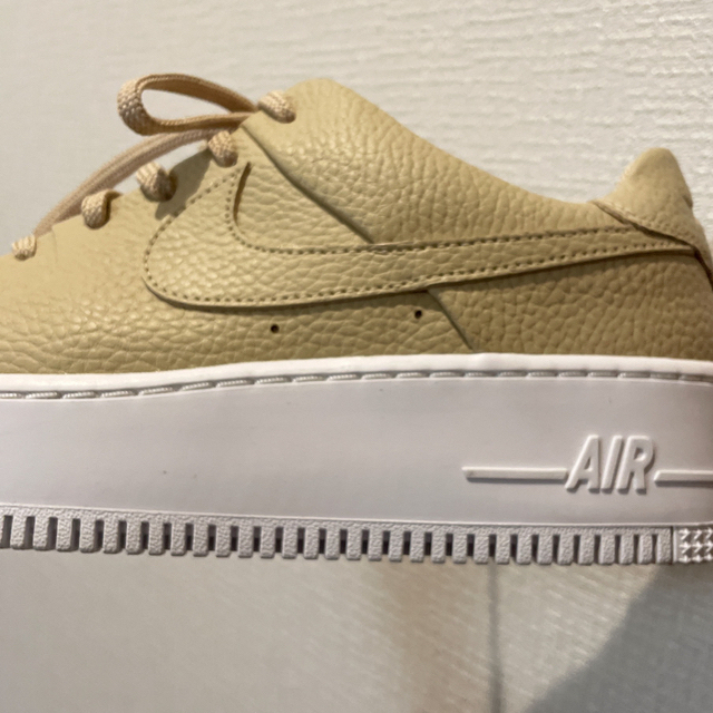 NIKE(ナイキ)のNIKE  AIR FORCE 1 SAGE LOW ベージュ レディースの靴/シューズ(スニーカー)の商品写真