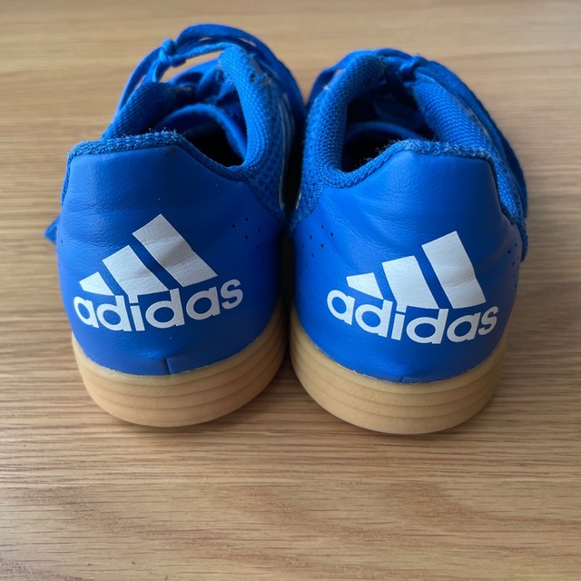 adidas(アディダス)のアディダス フットサルシューズ【室内のみ】22.5cm スポーツ/アウトドアのサッカー/フットサル(シューズ)の商品写真