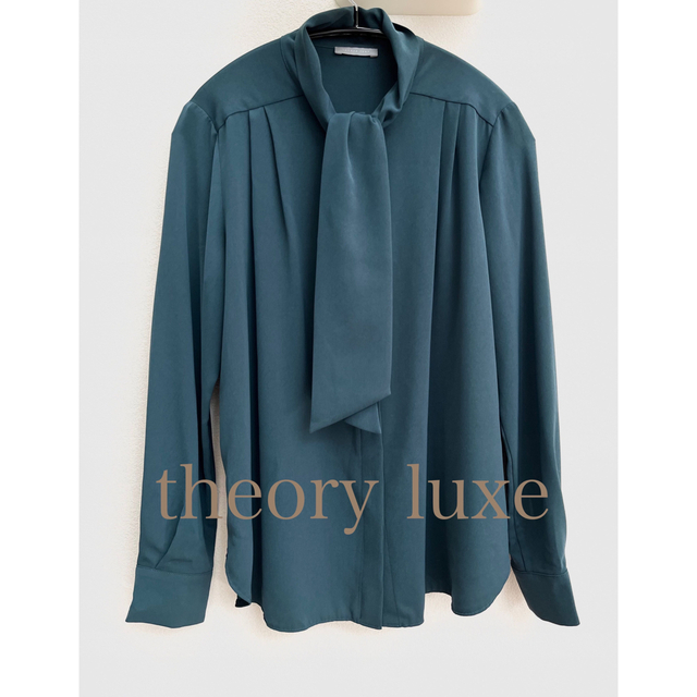 Theory luxe(セオリーリュクス)の極美品☆theory luxe ボウタイブラウス　40 グリーン　緑 レディースのトップス(シャツ/ブラウス(長袖/七分))の商品写真