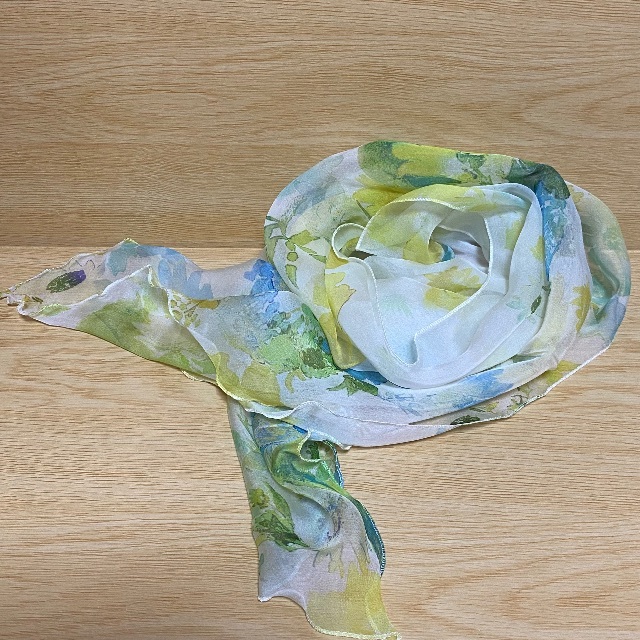 エムエムデザインスタジオ　花柄　スカーフ　イエロー レディースのファッション小物(バンダナ/スカーフ)の商品写真