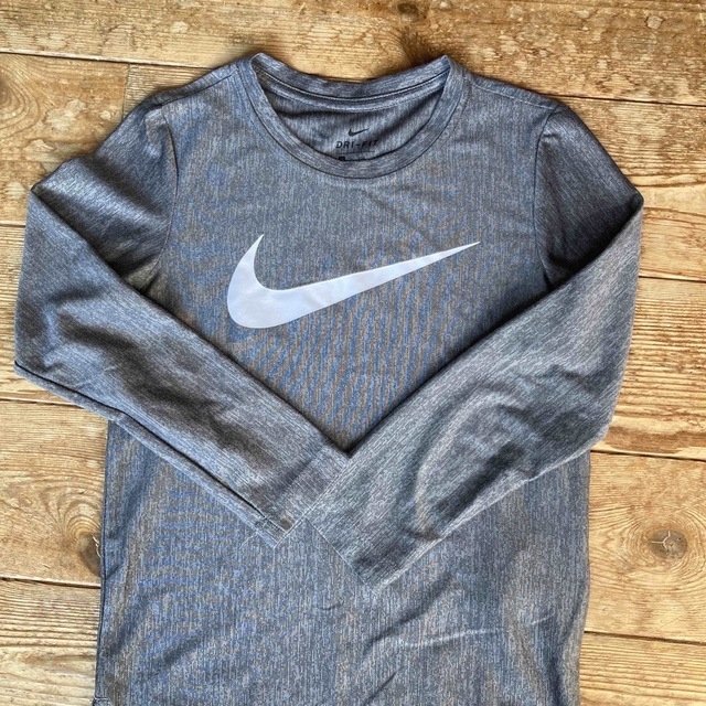 NIKE(ナイキ)のNIKEロングTシャツ キッズ/ベビー/マタニティのキッズ服男の子用(90cm~)(Tシャツ/カットソー)の商品写真