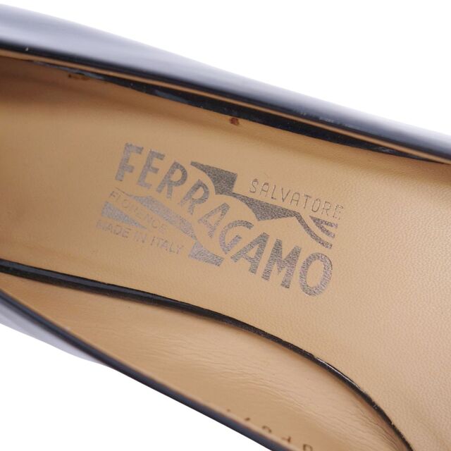 Salvatore Ferragamo(サルヴァトーレフェラガモ)の美品 サルヴァトーレ フェラガモ Salvatore Ferragamo パンプス リボン エナメルレザー シューズ 靴 レディース イタリア製 8C(25.5cm相当) ブラック レディースの靴/シューズ(ハイヒール/パンプス)の商品写真