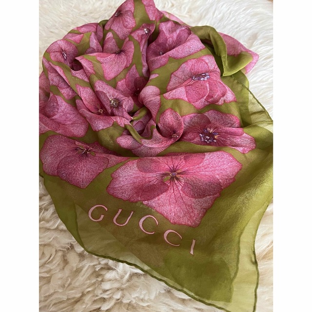 Gucci(グッチ)のグッチ　ビンテージ　シルクスカーフ　花柄 レディースのファッション小物(バンダナ/スカーフ)の商品写真