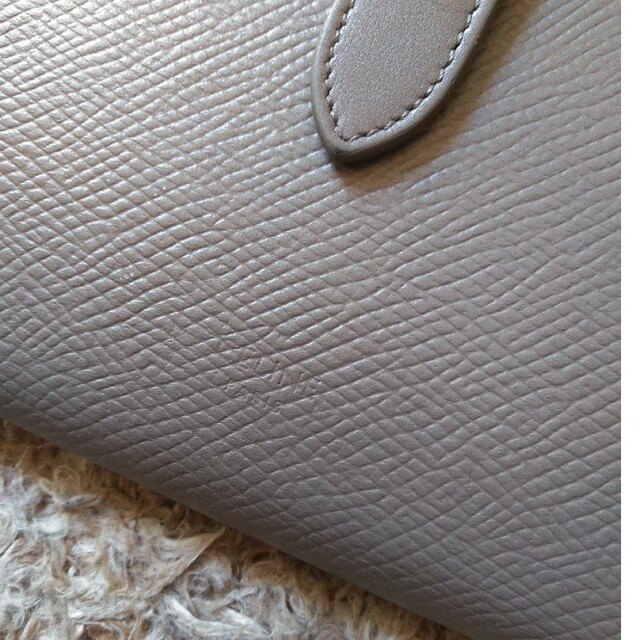 celine(セリーヌ)のCELINE　ミディアム　ストラップ　ウォレット　折財布　グレージュ　ペブル レディースのファッション小物(財布)の商品写真