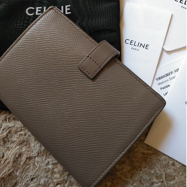 celine(セリーヌ)のCELINE　ミディアム　ストラップ　ウォレット　折財布　グレージュ　ペブル レディースのファッション小物(財布)の商品写真