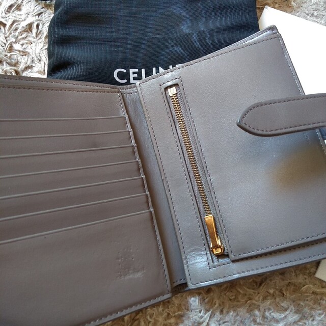 celine(セリーヌ)のCELINE　ミディアム　ストラップ　ウォレット　折財布　グレージュ　ペブル レディースのファッション小物(財布)の商品写真