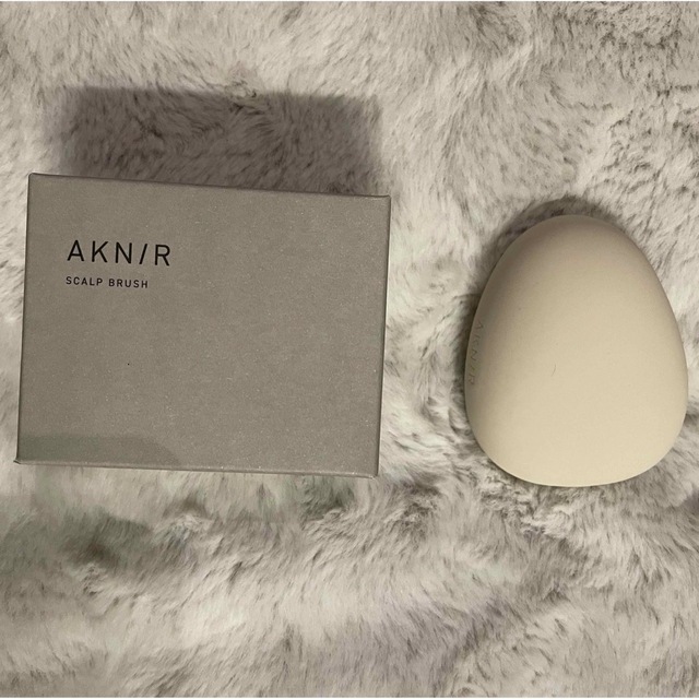 み様専用　AKNIR  アクニースカルプブラシ　新品 コスメ/美容のヘアケア/スタイリング(シャンプー/コンディショナーセット)の商品写真