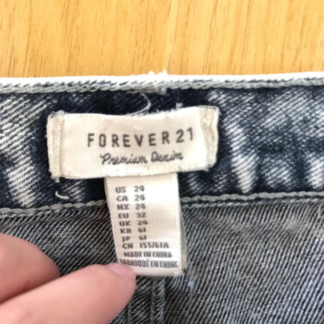 FOREVER 21(フォーエバートゥエンティーワン)の【未使用】Forever21 デニムショーパン 24インチ レディースのパンツ(デニム/ジーンズ)の商品写真