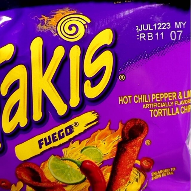 takis 4p 食品/飲料/酒の食品(菓子/デザート)の商品写真