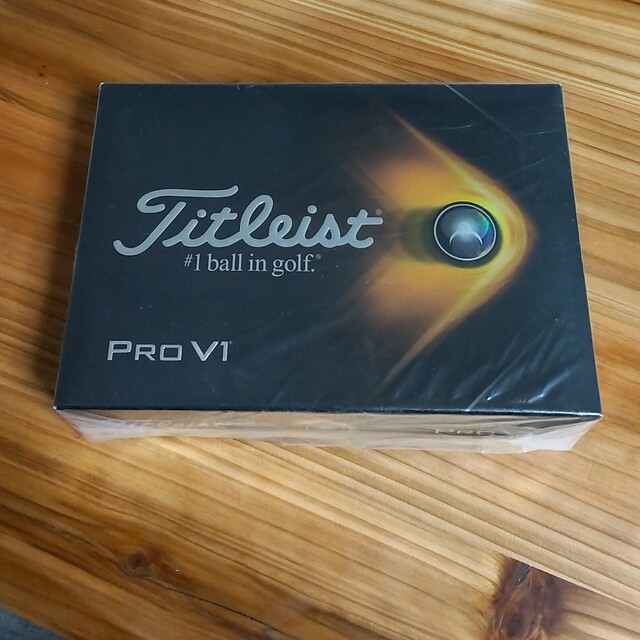 Titleist(タイトリスト)の【新品未使用】タイトリスト Titleist  Pro V1 12個 ゴルフボ スポーツ/アウトドアのゴルフ(その他)の商品写真