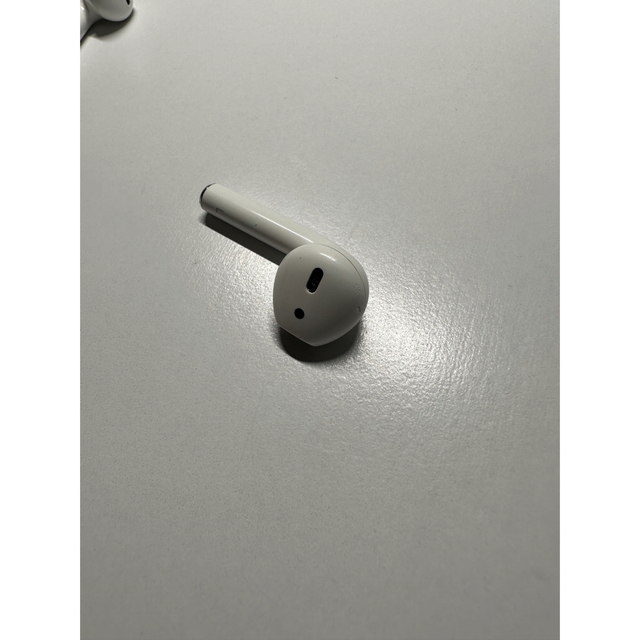 Apple(アップル)のApple AirPods (第1世代) MMEF2J/A スマホ/家電/カメラのオーディオ機器(ヘッドフォン/イヤフォン)の商品写真