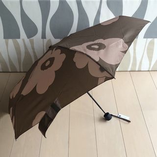 マリメッコ(marimekko)の新品 marimekko 折り畳み傘 JUHLAUNIKKO ウニッコ ブラウン(傘)