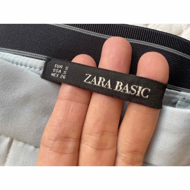 ZARA BASIC 水色　綺麗めパンツ レディースのパンツ(クロップドパンツ)の商品写真