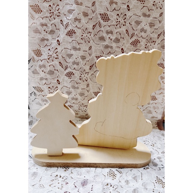 クリスマスツリーとサンタガールの台付 カットアウト 白木 トールペイント材料 ハンドメイドの素材/材料(その他)の商品写真