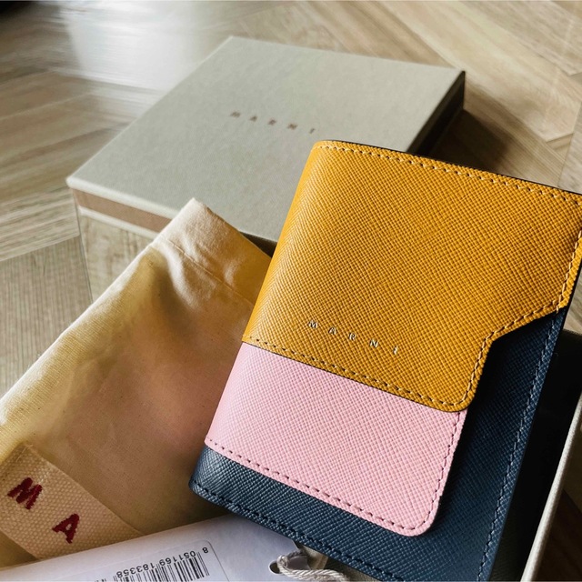 MARNI ミニウォレット マスタード×ネイビー×ピンク (箱、保存袋付き
