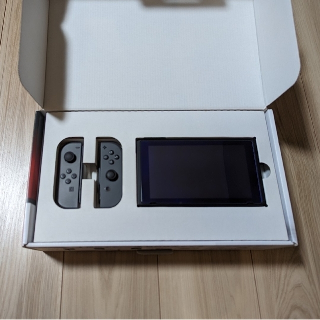 Nintendo Switch(ニンテンドースイッチ)のNintendo Switch JOY-CON グレー 本体  HAC-S-KA エンタメ/ホビーのゲームソフト/ゲーム機本体(家庭用ゲーム機本体)の商品写真