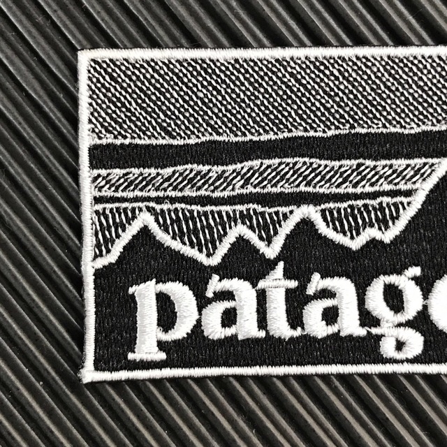 patagonia(パタゴニア)の90×48mm PATAGONIAフィッツロイ モノクロアイロンワッペン -34 レディースのバッグ(その他)の商品写真