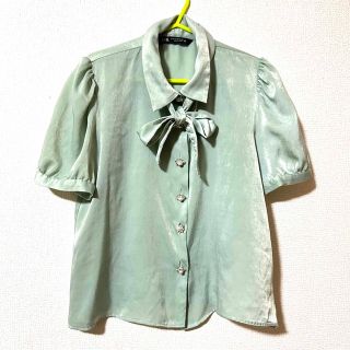 ザラ(ZARA)のZARA サテンブラウス　ビジューボタン　リボン(シャツ/ブラウス(半袖/袖なし))