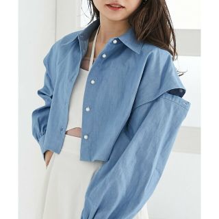 マジェスティックレゴン(MAJESTIC LEGON)の【サックス】パールボタン肩あきショートシャツ(シャツ/ブラウス(長袖/七分))