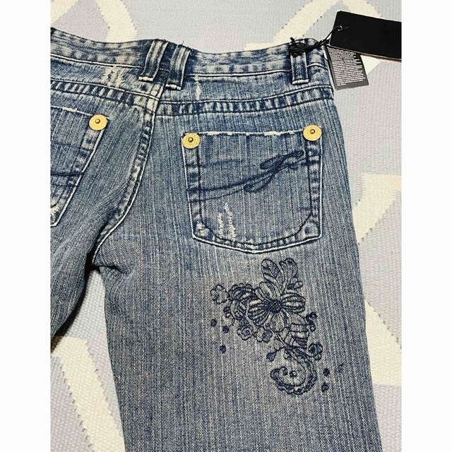 DSQUARED2(ディースクエアード)の新品　タグ付き　ディースクエアード　刺繍　デニム　ジーンズ　レディース　26 レディースのパンツ(デニム/ジーンズ)の商品写真