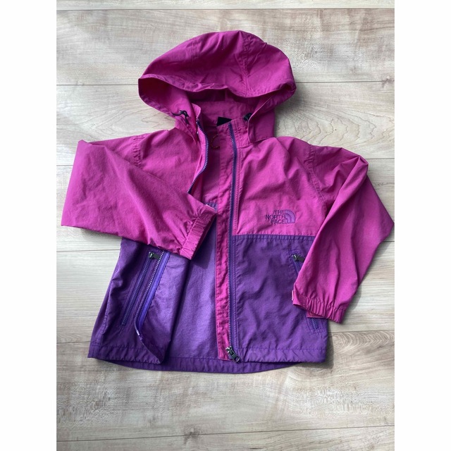 THE NORTH FACE(ザノースフェイス)のTHE NORTH FACEウィンドブレーカー赤　キッズ110 キッズ/ベビー/マタニティのキッズ服女の子用(90cm~)(ジャケット/上着)の商品写真