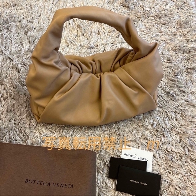 Bottega Veneta(ボッテガヴェネタ)のボッテガヴェネタ　ショルダーポーチ　ホーボーバッグ　ベージュ　新品 レディースのバッグ(ハンドバッグ)の商品写真