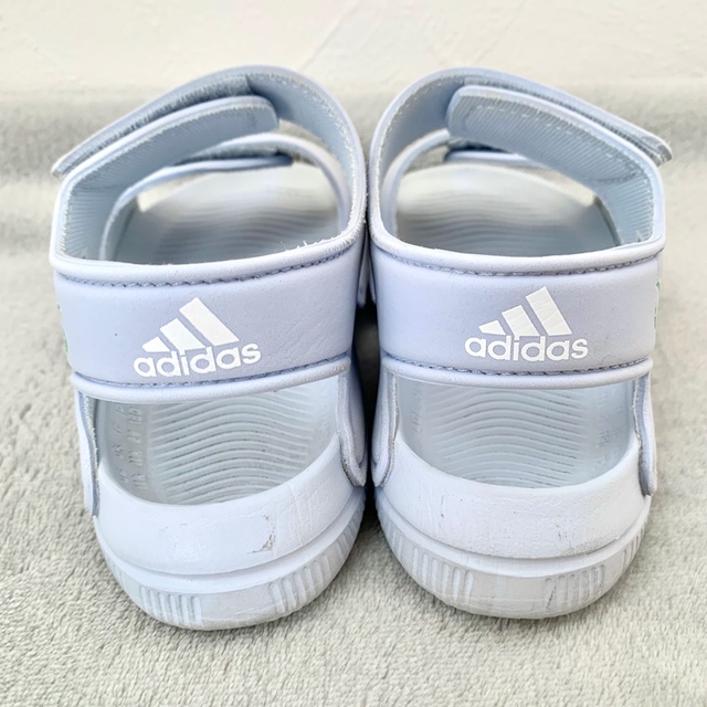 adidas(アディダス)のadidas サンダル　18.0センチ キッズ/ベビー/マタニティのキッズ靴/シューズ(15cm~)(サンダル)の商品写真