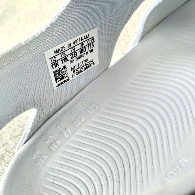 adidas(アディダス)のadidas サンダル　18.0センチ キッズ/ベビー/マタニティのキッズ靴/シューズ(15cm~)(サンダル)の商品写真
