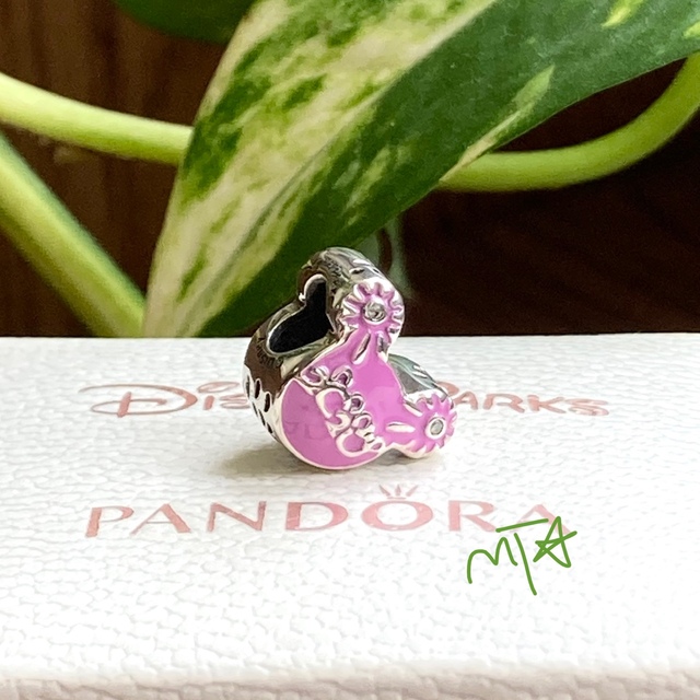 Disney(ディズニー)のPandora Disney Parks 2020 Logo Charm レディースのアクセサリー(チャーム)の商品写真