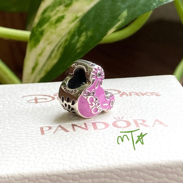 Disney(ディズニー)のPandora Disney Parks 2020 Logo Charm レディースのアクセサリー(チャーム)の商品写真