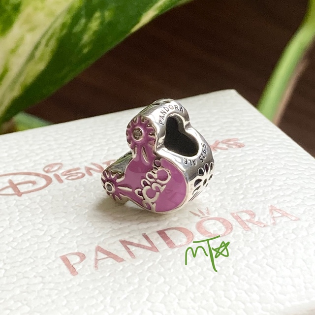 Disney(ディズニー)のPandora Disney Parks 2020 Logo Charm レディースのアクセサリー(チャーム)の商品写真