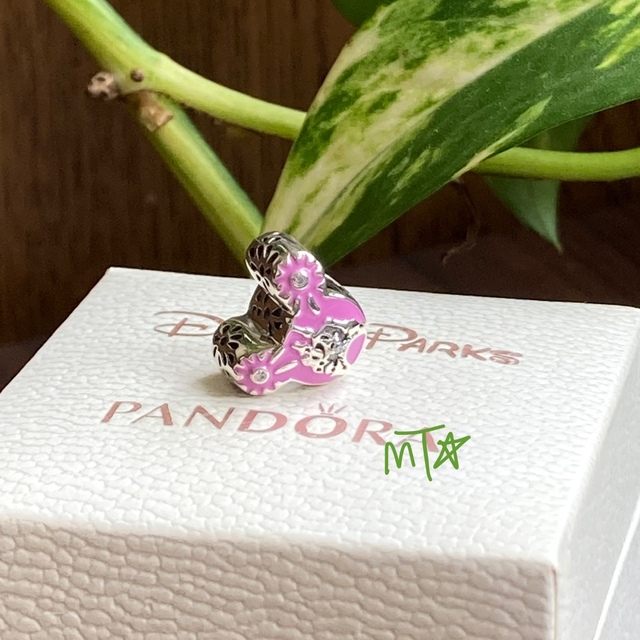 Disney(ディズニー)のPandora Disney Parks 2020 Logo Charm レディースのアクセサリー(チャーム)の商品写真