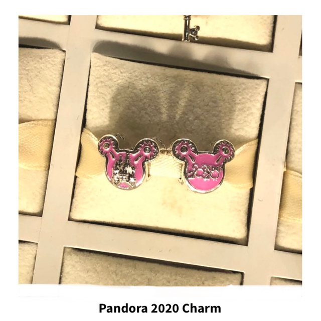 Disney(ディズニー)のPandora Disney Parks 2020 Logo Charm レディースのアクセサリー(チャーム)の商品写真