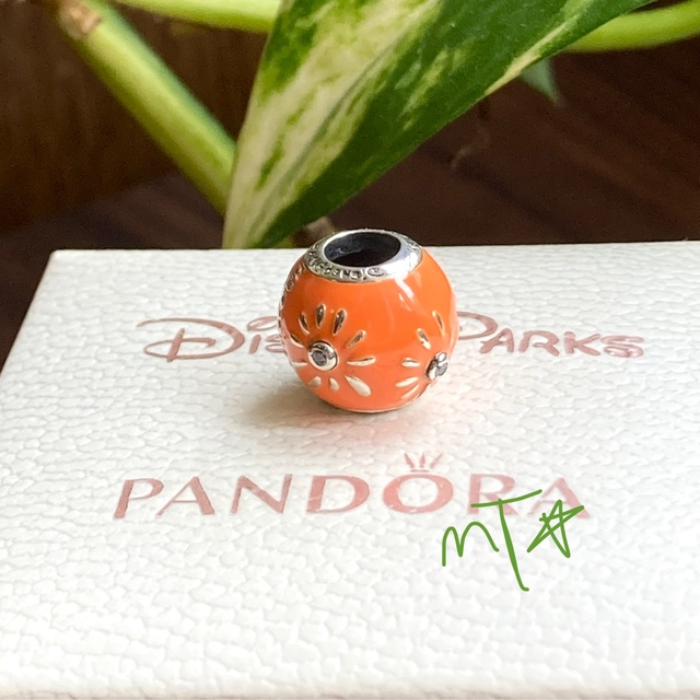 Disney(ディズニー)のPandora Disney Passholder 2021 Charm レディースのアクセサリー(チャーム)の商品写真