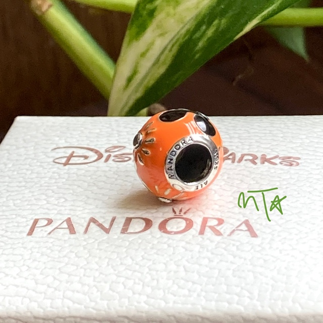 Disney(ディズニー)のPandora Disney Passholder 2021 Charm レディースのアクセサリー(チャーム)の商品写真