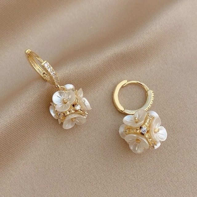 ピアス　パールピアス　アクセサリー　可愛いピアス　お洒落　結婚式ピアス キラキラ レディースのアクセサリー(ピアス)の商品写真