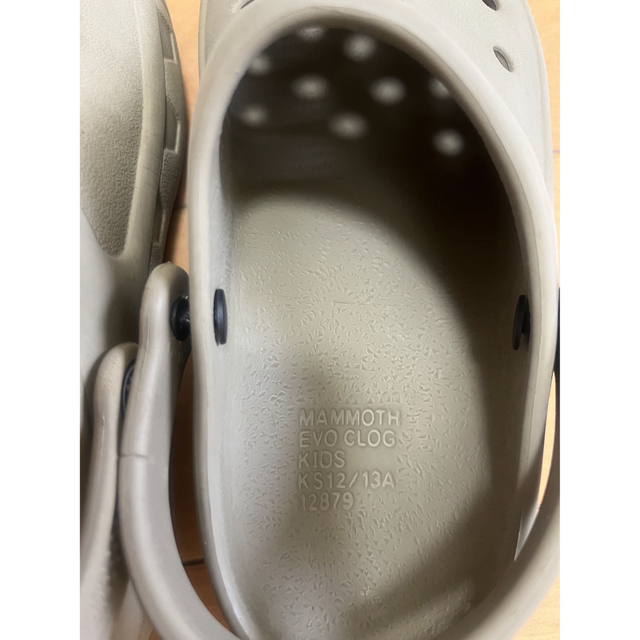 crocs(クロックス)のクロックス　ベージュ キッズ/ベビー/マタニティのキッズ靴/シューズ(15cm~)(サンダル)の商品写真