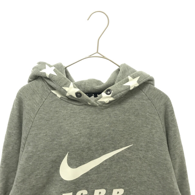 F.C.R.B.(エフシーアールビー)のF.C.R.B./F.C.Real Bristol/FCRB エフシーアールビー/エフシーレアルブリストル ×NIKE ロゴプリント プルオーバーパーカー グレー 823127-020 メンズのトップス(パーカー)の商品写真