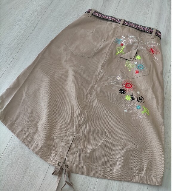 ScoLar(スカラー)のscolar ベルト付き 刺繍 スカート レディースのスカート(ひざ丈スカート)の商品写真