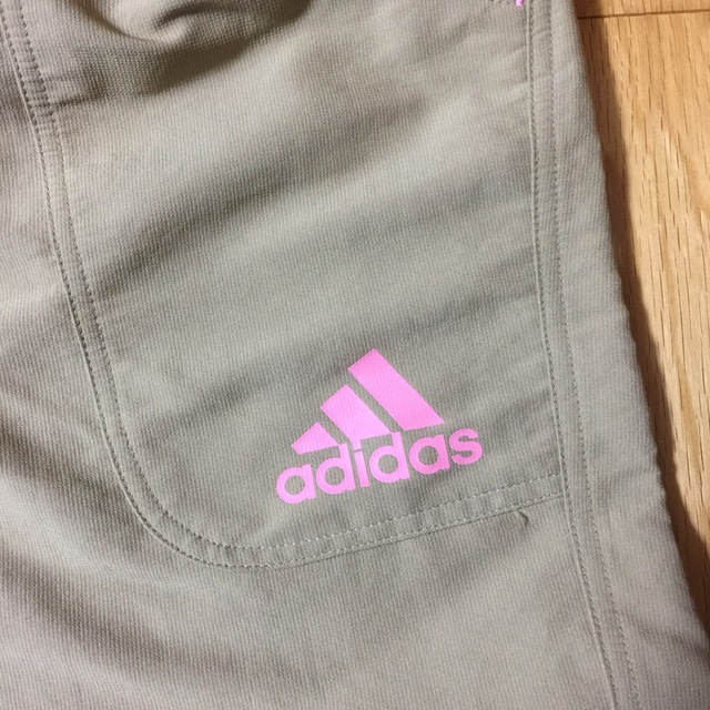 adidas(アディダス)のadidas クロップドパンツ レディースのパンツ(クロップドパンツ)の商品写真