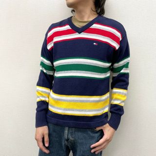 US古着 トミーヒルフィガー TOMMY HILFIGER コットン ニット セーター マルチボーダー柄 Vネック ロゴ 刺繍 長袖 サイズ：メンズ M ネイビー×レッド×グリーン×イエロー 【中古】(ニット/セーター)