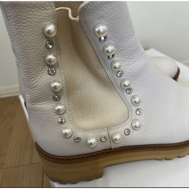 DIANA(ダイアナ)のダイアナ　サイドゴア　ショートブーツ　ビジュー　パールアイボリー　白　ホワイト レディースの靴/シューズ(ブーツ)の商品写真