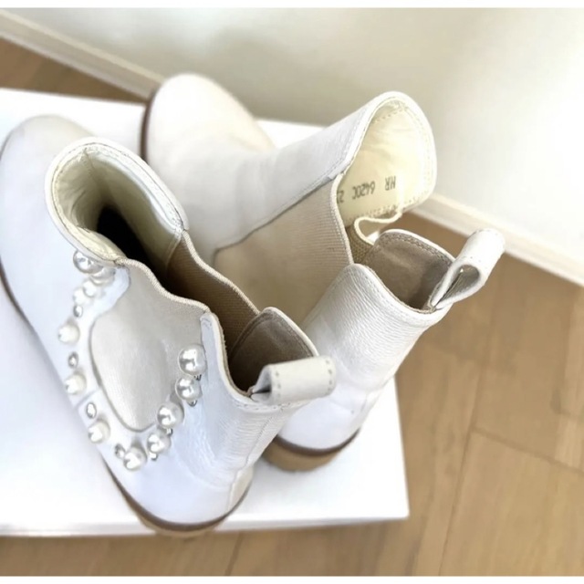 DIANA(ダイアナ)のダイアナ　サイドゴア　ショートブーツ　ビジュー　パールアイボリー　白　ホワイト レディースの靴/シューズ(ブーツ)の商品写真